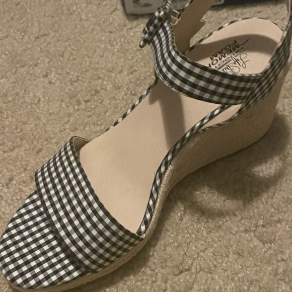 Lifestride Memory Foam Sandal. New in box. Black and white checked. - Picture 4 of 7